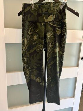 Old Navy Olive Green Floral Capri Leggings